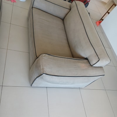 ספה עם ציוד ניקוי ברקע