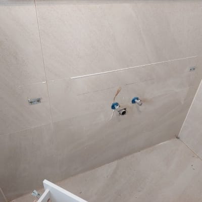 קיר שיש עם ברזים מותקנים