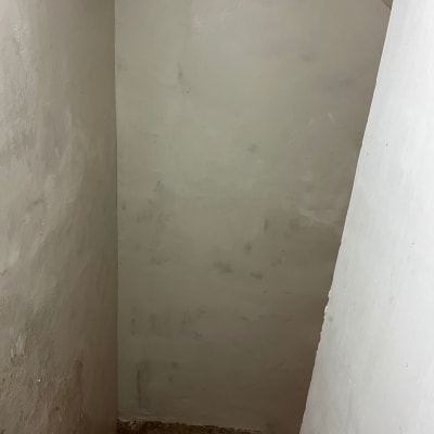 קיר בטון עם סימני שיקום או תיקון