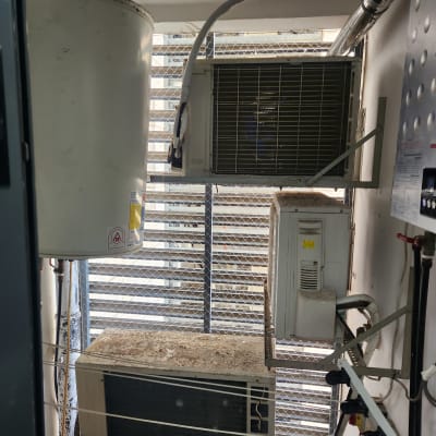 יחידות מיזוג אוויר עם לכלוך על גבי המשטחים