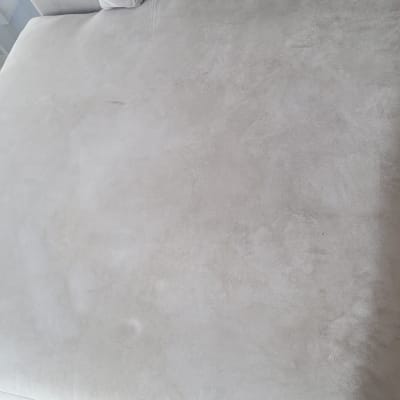 ספה בהירה עם כתמים קלים לניקוי