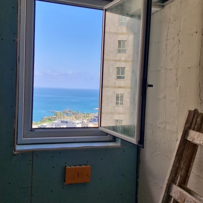 חלון אלומיניום פתוח עם מסגרת מתכת