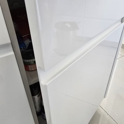 ארון מטבח פתוח עם מוצרים בפנים