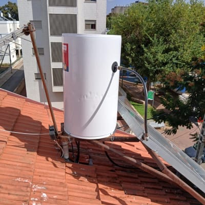 דוד שמש מותקן על גג רעפים אדום