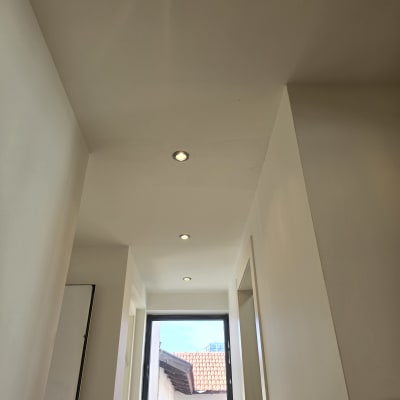 תאורת תקרה עם ספוטים מותקנים במסדרון
