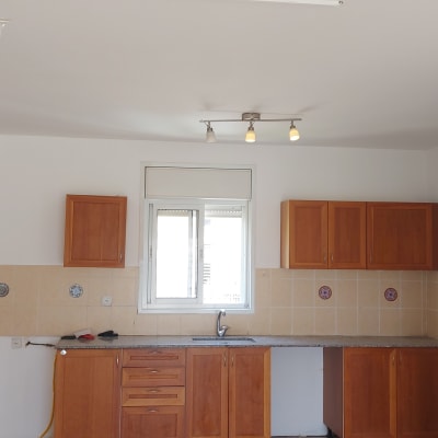 מטבח עם קירות צבועים בלבן, ארונות עץ