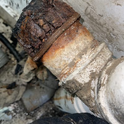 צינור חלוד עם חיבור מתכת ישן