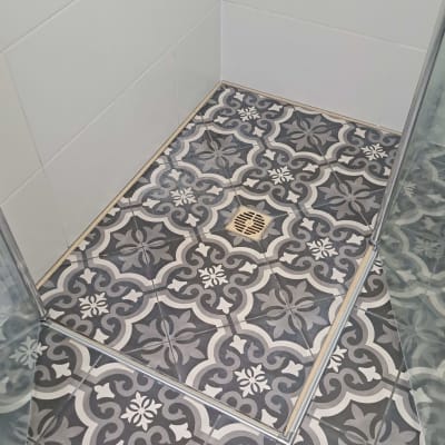 רצפת מקלחת עם אריחים מעוצבים וניקוז