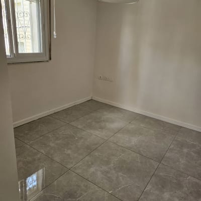 רצפה נקייה בחדר ריק עם חלון ותאורה