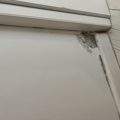 קיר עם תיקון טיח ליד מסגרת דלת