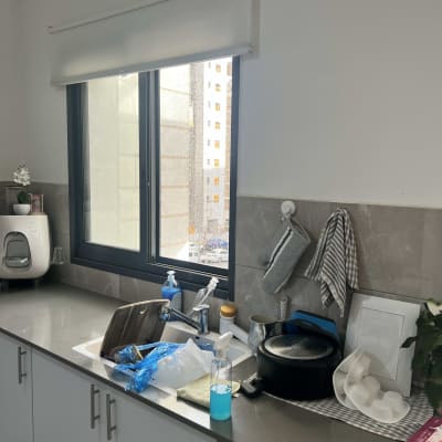 מטבח עם כיור, ברז אלומיניום וכלים על השיש