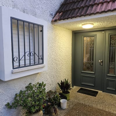 חלון עם סורגים ודלת עם מסגרת מתכת מעוצבת