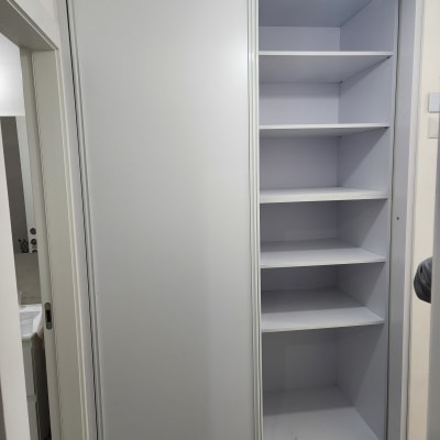 ארון עם דלתות הזזה ומדפים פנימיים