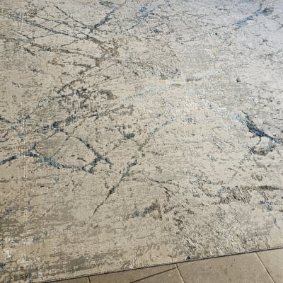 שטיח עם דוגמאות מופשטות על רצפה