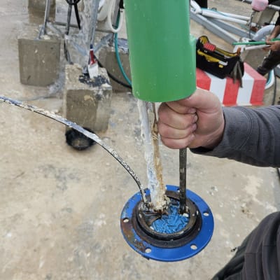 עבודה עם צינור ירוק וכלי עבודה בתחום האנרגיה הסולארית