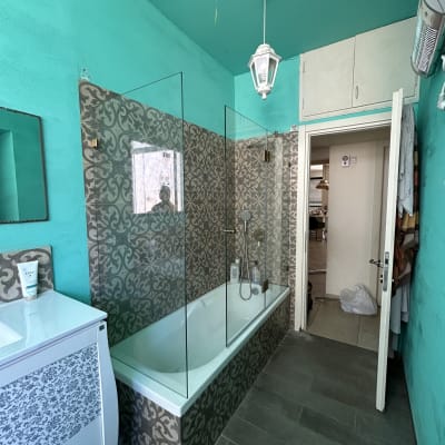 אמבטיה עם דלת זכוכית ומקלחת יד