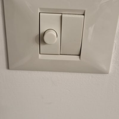 מתג חשמלי על קיר לבן