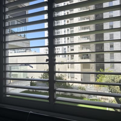 תריסי אלומיניום עם נוף לבניינים מבחוץ