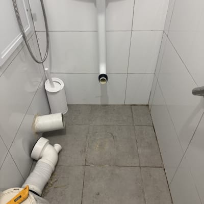עבודת אינסטלציה בחדר שירותים, התקנת ניאגרה וחיבורי צנרת לאסלה