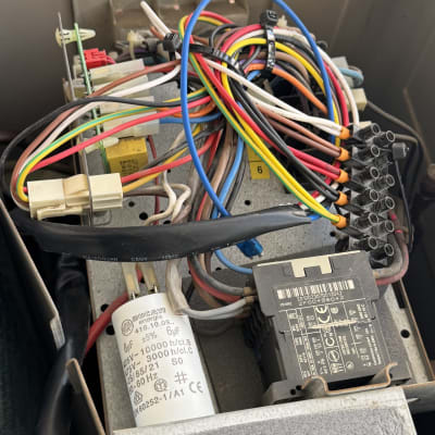 חוטי חשמל צבעוניים בתוך מערכת מיזוג אוויר