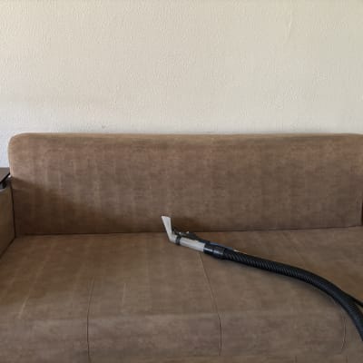 ספה חומה עם כלי ניקוי מחובר