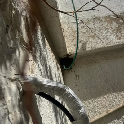 כבלים מחוברים לקיר עם סרט דבק