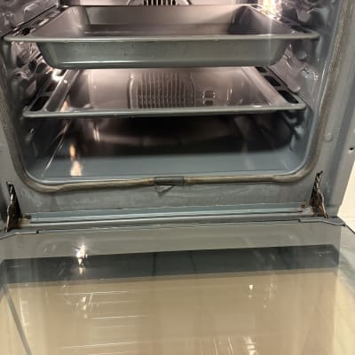 תנור אפייה נקי עם מגשים מבריקים