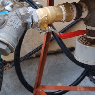 שסתום מתכת מחובר לצינור דוד שמש