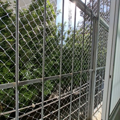 רשת מתכת על חלון למניעת כניסת יונים