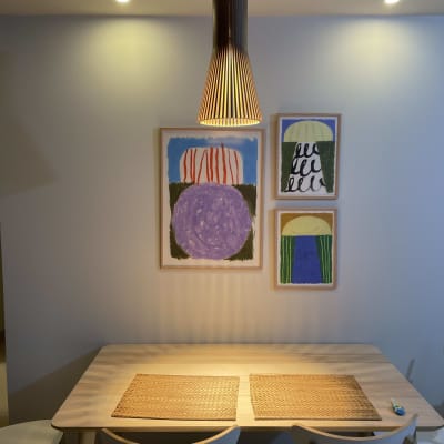 מנורת תלייה דולקת מעל שולחן עץ