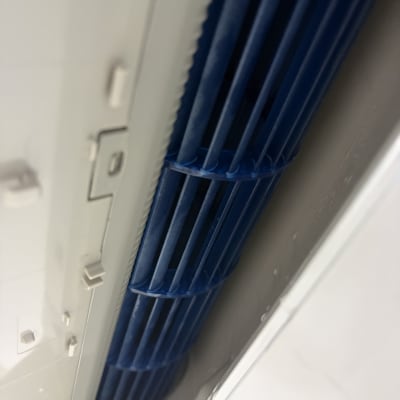 תמונה של חלק פנימי של מזגן עם סנפירים כחולים
