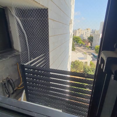 רשת מתוחה על חלון למניעת כניסת יונים