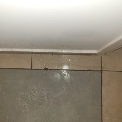 רצפה רטובה עם סימני רטיבות על הקיר