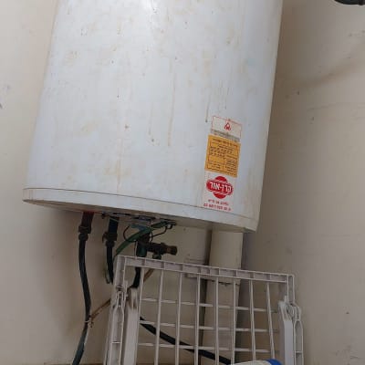 דוד שמש מותקן על קיר עם צינורות