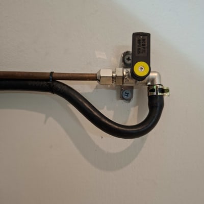 שסתום גז וצינור מחוברים לקיר