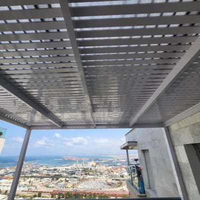 פרגולה מאלומיניום עם נוף לים