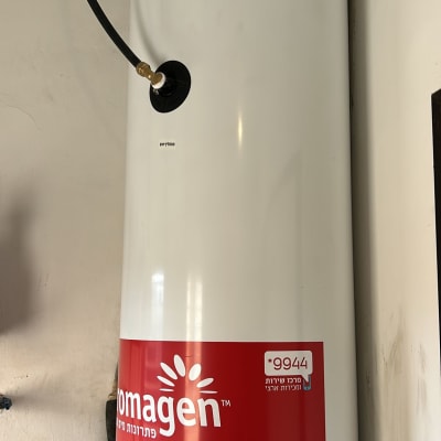 דוד שמש מותקן על קיר עם צינורות חיבור