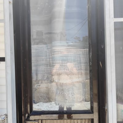 דלת זכוכית עם השתקפות של אדם