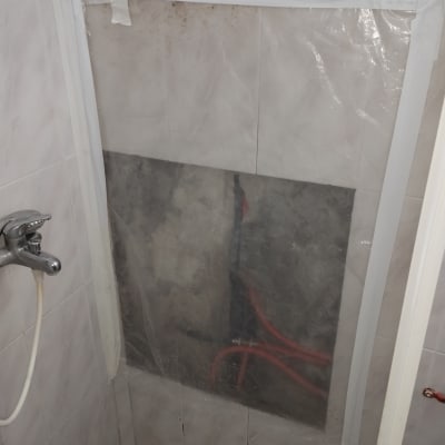 צינורות אדומים מאחורי יריעת פלסטיק שקופה