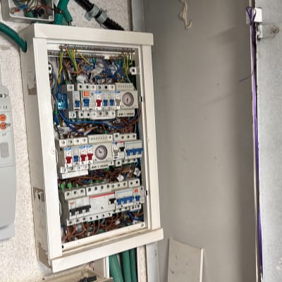 לוח חשמל עם חוטים וצינורות ירוקים