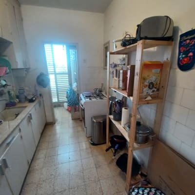 מטבח עם מדפים, כיור ותנור