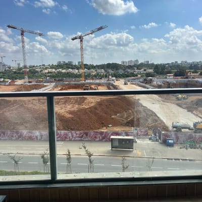 מעקה זכוכית שקוף במרפסת עם מאחז יד