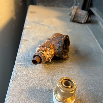 חלקי מתכת חלודים על משטח, כנראה קשורים לדוד שמש