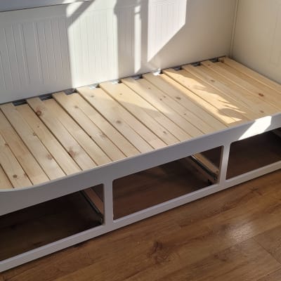 ספסל עץ עם לוחות עץ על רצפת עץ