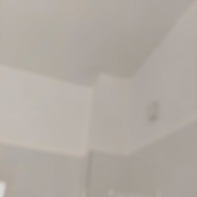קיר צבוע בלבן עם פינה ותקרה