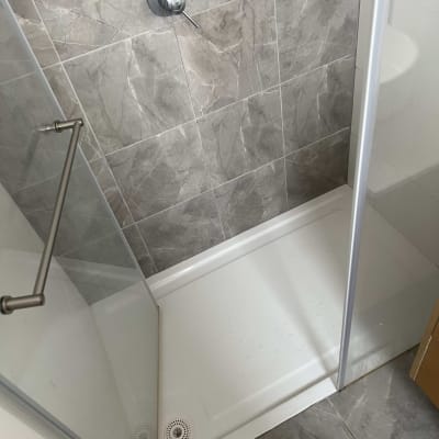 מקלחת עם אריחים וכלי עבודה