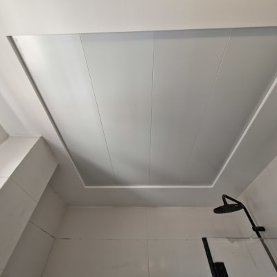 תקרת גבס עם לוחות לבנים בחדר אמבטיה