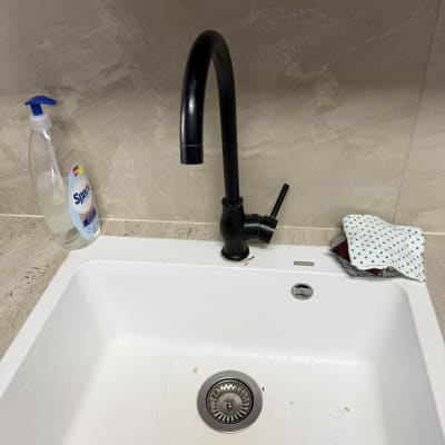 כיור עם ברז שחור ובקבוק סבון