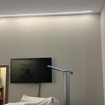 מאוורר תקרה עגול מותקן בתקרה לבנה