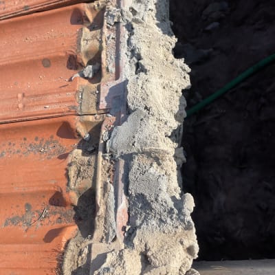 רעפים כתומים עם בטון על גג